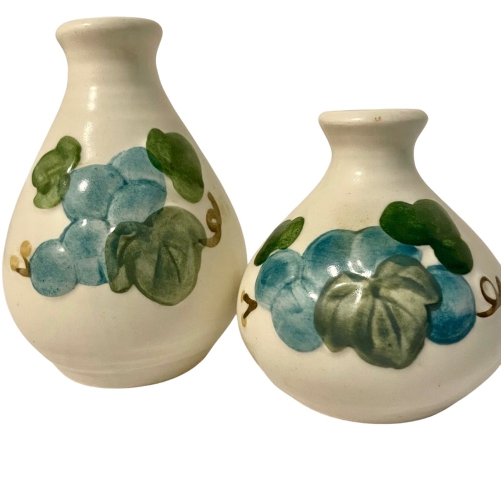 METLOX POPPYTRAIL SCULPTURED GRAPE BLUE SALT And PEPPER SHAKER No Stoppers VTG